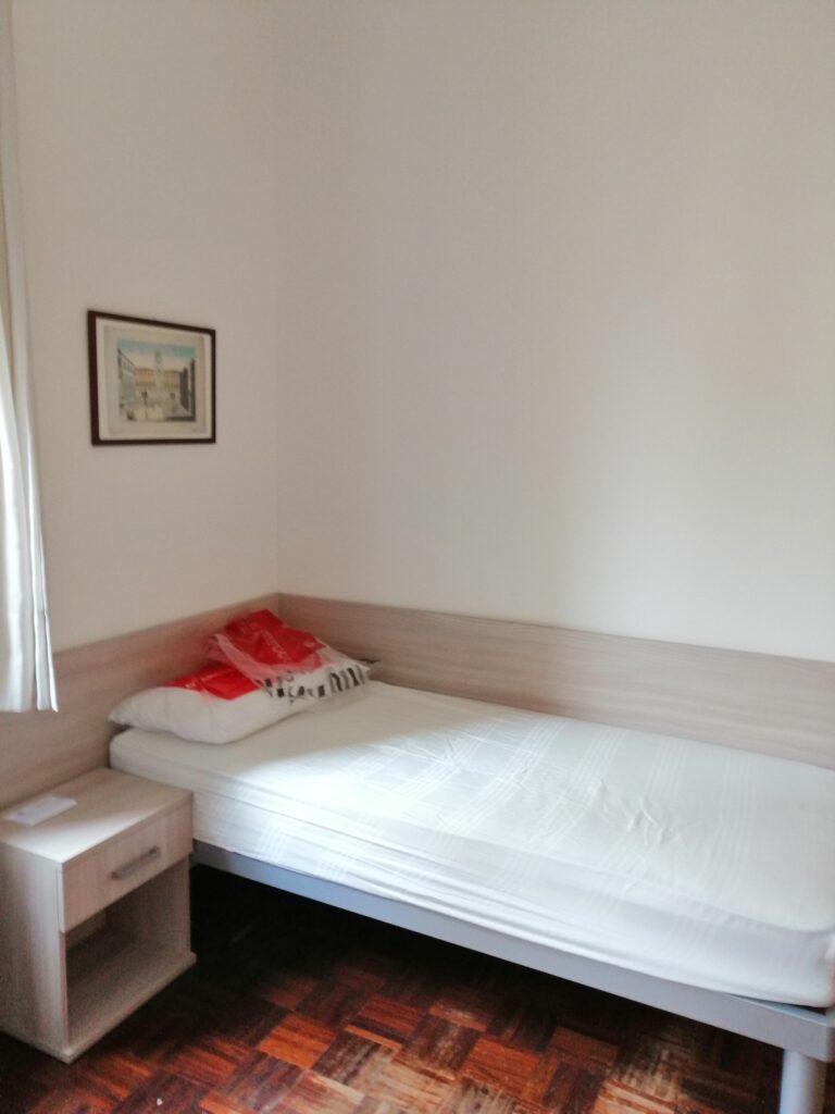 letto con comodino villa liberty