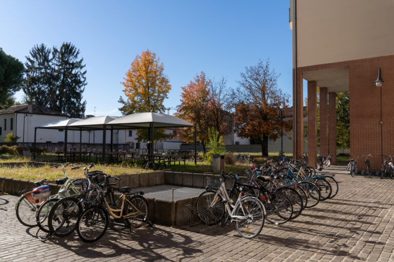 Il parcheggio bici nel giardino della Residenza Copernico