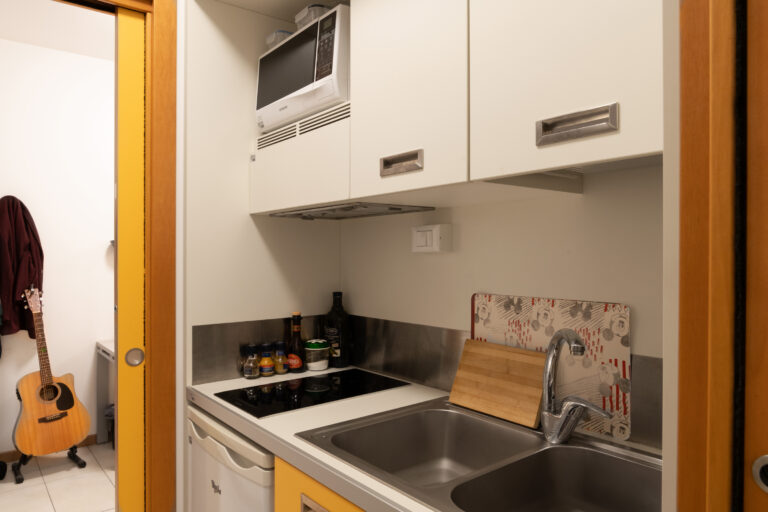 La cucina di un alloggio della Residenza Colombo