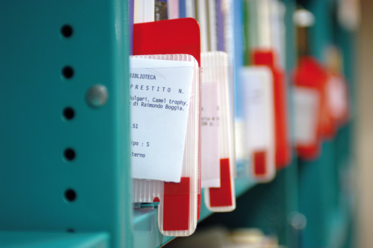 Libri su uno scaffale della biblioteca